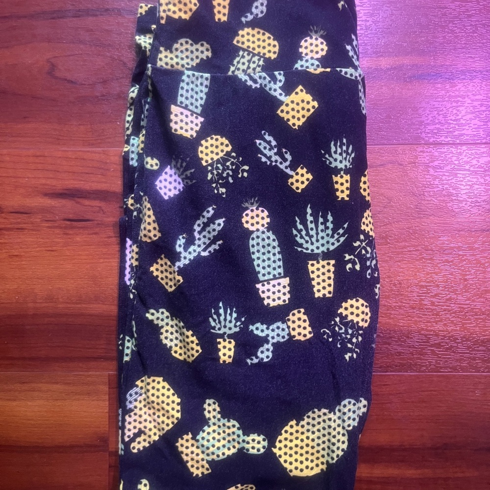 EUC Lularoe Cactus Print Black Leggings
